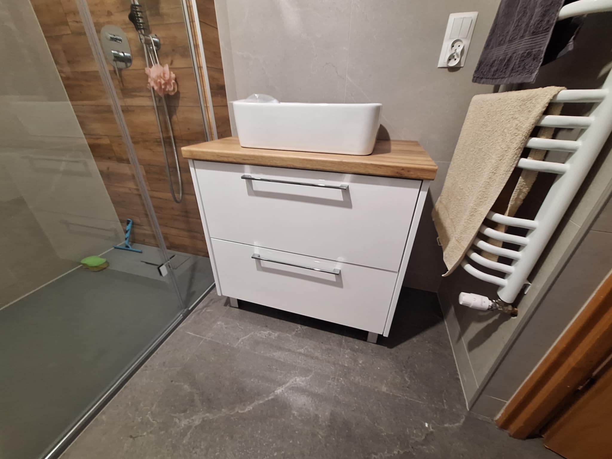 Szafeczka łazienkowa