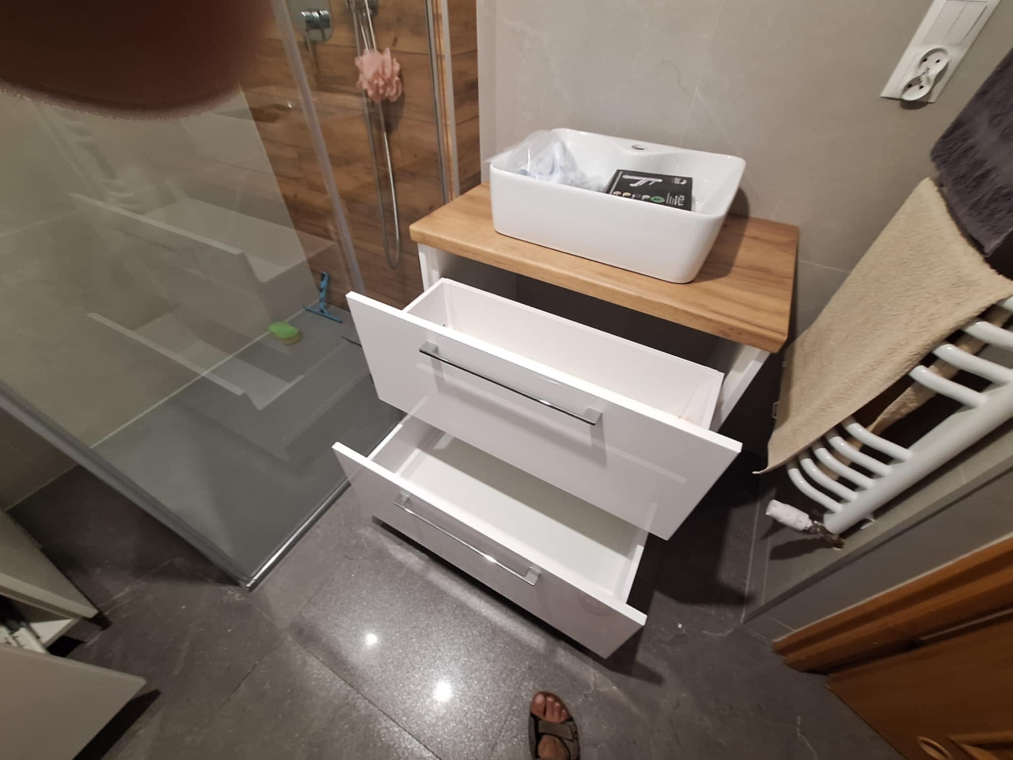 Szafeczka łazienkowa