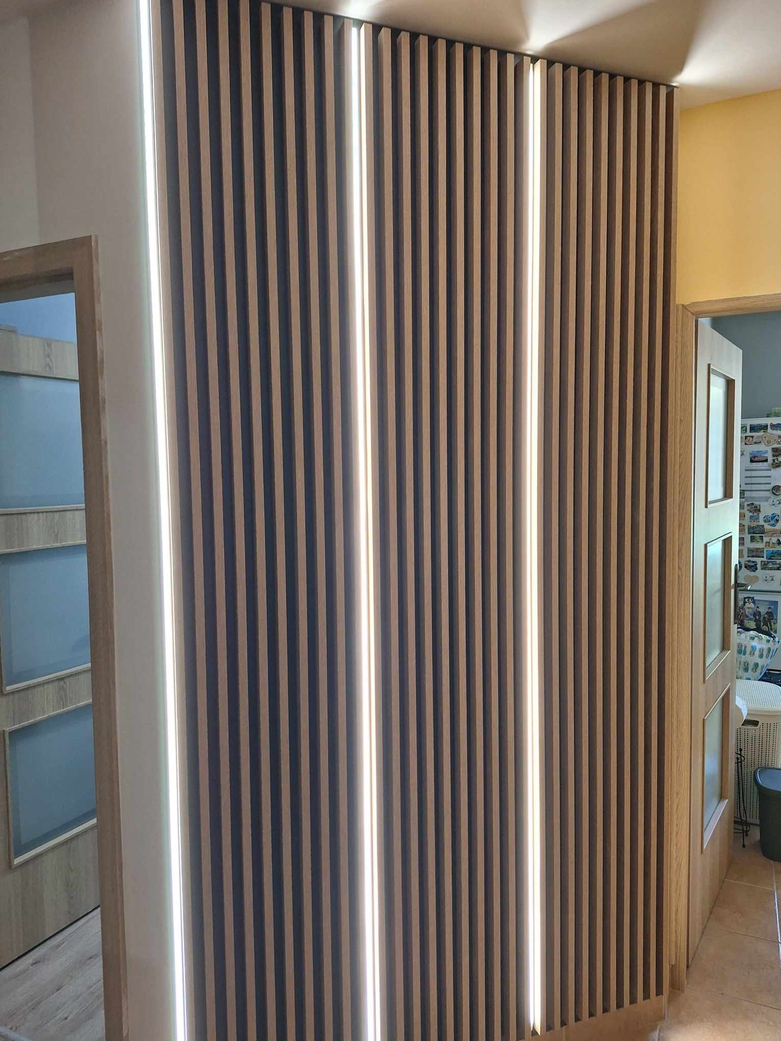 Podświetlana ściana z lameli